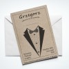 Męskie zaproszenie urodzinowe z garniturem wydrukowane na brązowym papierze ekologicznym.