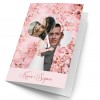 Życzenia ślubne na kartce ze zdjęciem młodej pary i twoimi życzeniami w środku. Różowa okładka z kwiatów, dwa serca ze zdjęciami