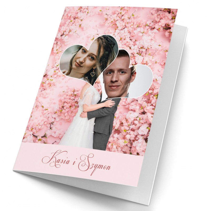 Życzenia ślubne na kartce ze zdjęciem młodej pary i twoimi życzeniami w środku. Różowa okładka z kwiatów, dwa serca ze zdjęciami