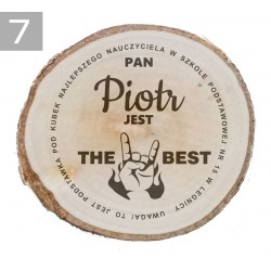 Pan Piotr jest the best - zbawny wzór wygrawerowany na podstawce pod kubek z surowego drewna brzozy. Dookoła napis informujący o