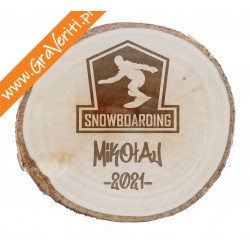 Postaw gorący kubek na drewnianej podstawce z wypalonym wzorem twojego ulubionego zimowego sportu - snowboard.